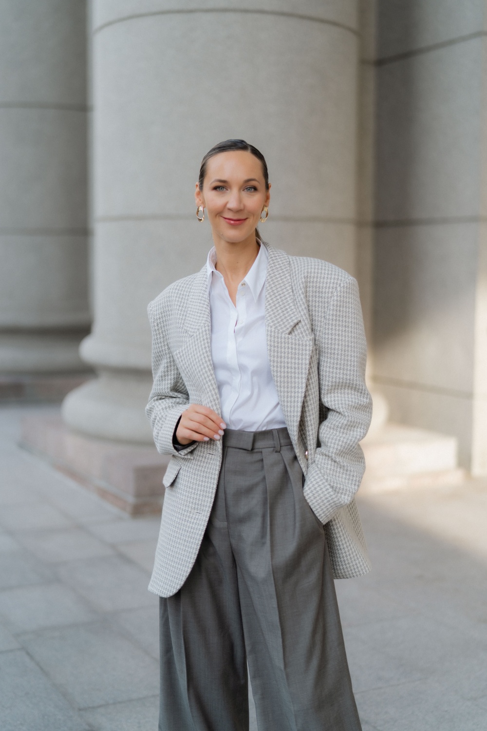 Šviesiai pilkas oversize švarkas su houndstooth raštu