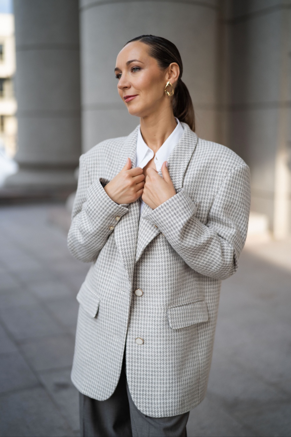 Šviesiai pilkas oversize švarkas su houndstooth raštu