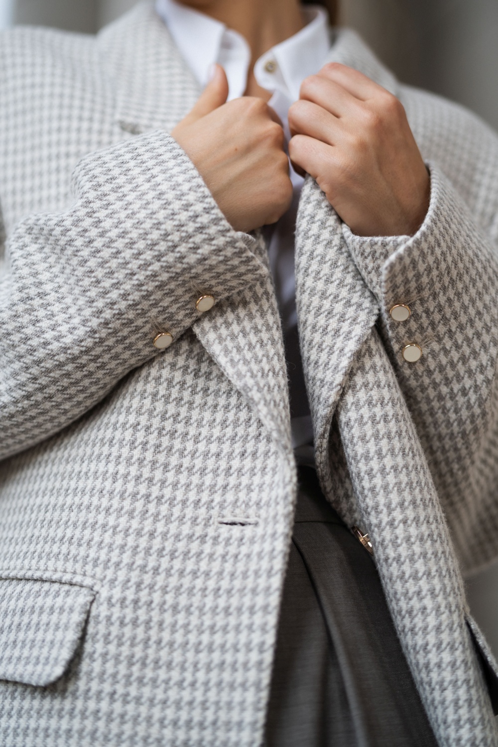 Šviesiai pilkas oversize švarkas su houndstooth raštu