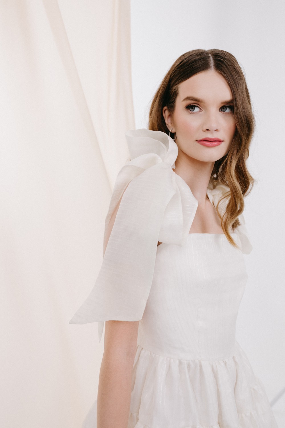 Trumpa romantiška vestuvinė suknelė su petnešėlėmis ir kaspinais - 2024 kolekcija