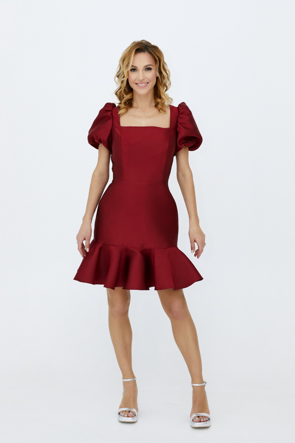 Trumpa tamsiai raudona šventinė suknelė pūstomis rankovėmis