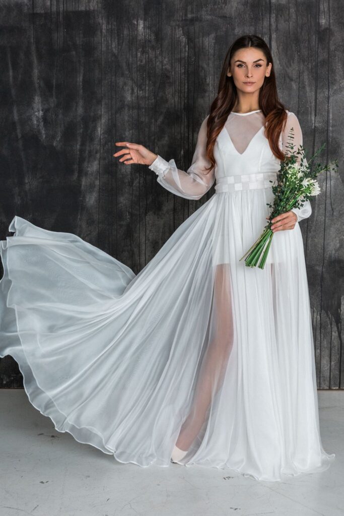 Lengva vestuvinė suknelė su skeltukais ir ilgomis rankovėmis