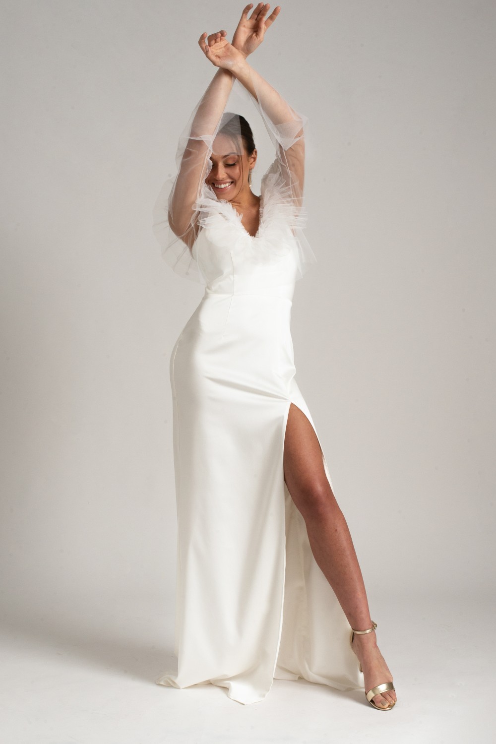 Minimalistinė vestuvinė suknelė su tiulio viršumi