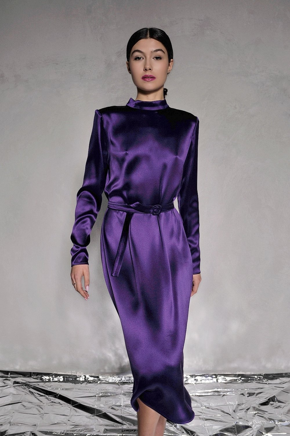 Violetinė šilkinė suknelė